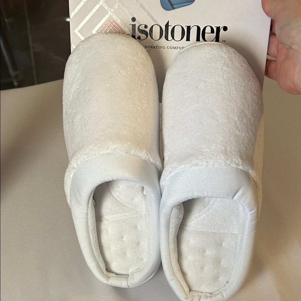 Isotoner Memory Foam Soft White Comfort Slippers White Sz LG (8.5 to 9) NWT
